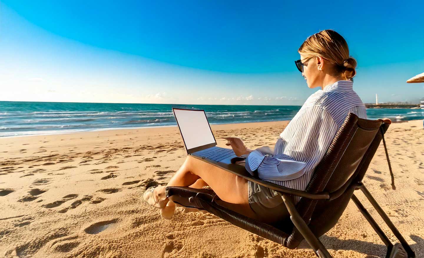 Un entrepreneur travaillant à la plage... utopique?
